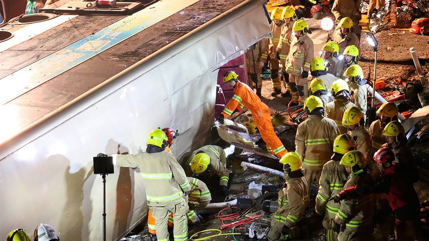 Al menos 19 muertos al volcarse autobús en Hong Kong