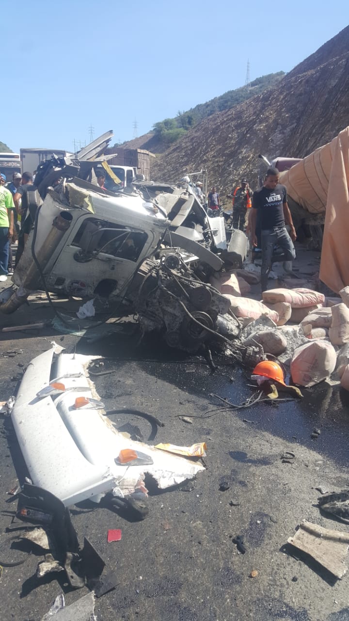 Reportan un muerto y al menos tres heridos por accidente de vehículos pesados en Azua