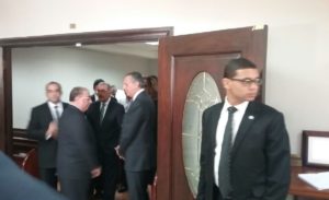Presidente Medina acude a velatorio padre de Ventura Camejo