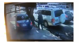 Video: vehículo se sube a acera evitando tapó y casi mata a dos personas