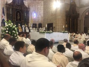 Iglesia católica celebra Misa Crismal donde se bendicen los santos óleos