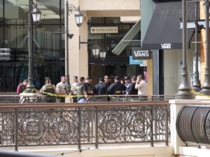 Una persona resulta muerta y otra herida tras un tiroteo en un centro comercial de California