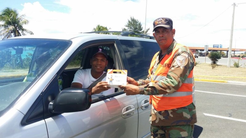 MOPC entrega botiquines para primeros auxilio en las carreteras a conductores