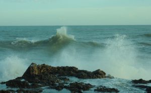 Persisten oleajes peligrosos en toda la costa atlántica