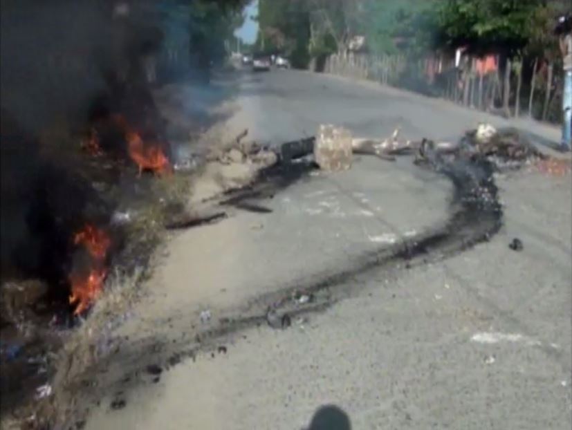 Protestan en demanda de arreglo de carretera en comunidades de Montecristi