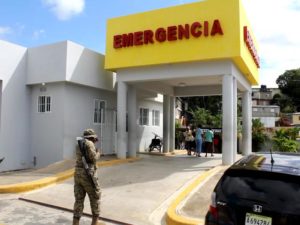 Médicos en Samaná logran salvar vida a mujer herida de 30 estocadas