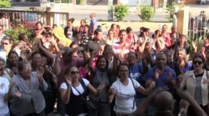 Decenas de profesores protestan contra ministro frente a regional Educación en Azua 