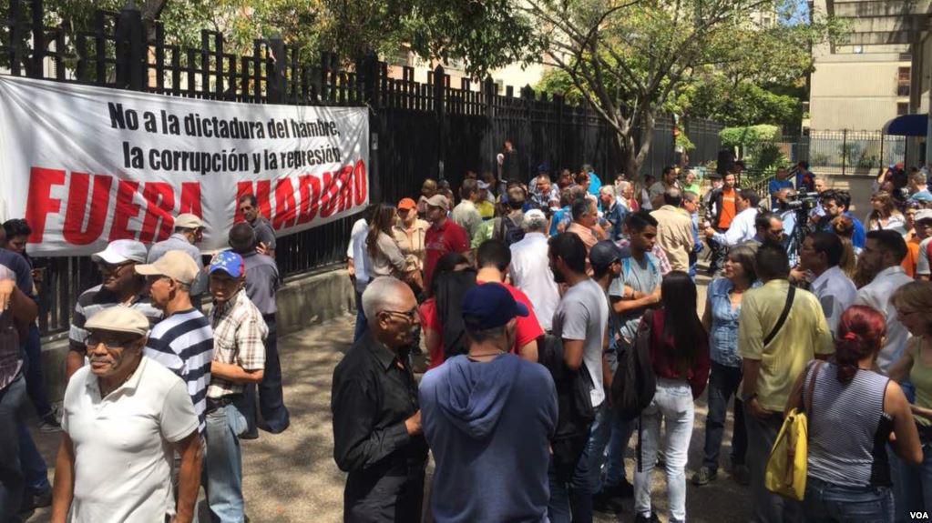 Venezolanos salen a las calles en rechazo al "fraude electoral"
