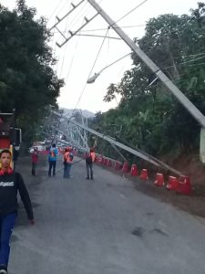 Tránsito obstaculizado en carretera Navarrete - Puerto Plata por caída de postes del tendido eléctrico