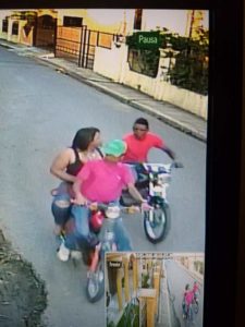 Captado en video robo de cartera a mujer por motorista en SFM 