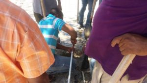 Vecinos de barrio en Neiba corrigen fugas de agua para evitar excusas sobre asfaltado de sus calles