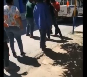 Circula video de supuesto agente antidrogas que amenaza con pistola a comunicador en Montecristi