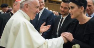 Papa saludó a Katy Perry, Orlando Bloom y Peter Gabriel en el Vaticano
