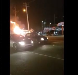 Muere una persona tras incendiarse vehículo en avenida República de Colombia