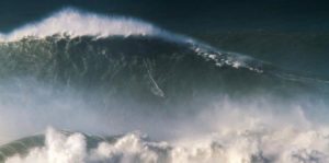 Brasileño impone récord mundial al surfear una ola de 80 pies