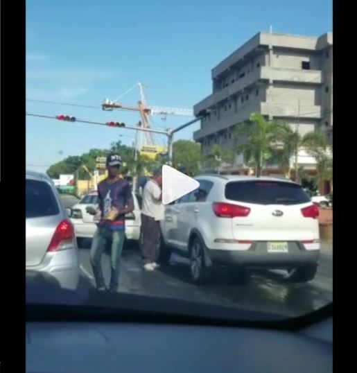 Video muestra cuando chofer de taxi agrede con un palo a conductor de jeepeta