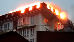 Rusia: Evacuan a 50 personas en Sochi al registrarse un incendio en un edificio 