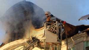 Gran incendio consume un edificio cerca de un centro comercial en Rusia