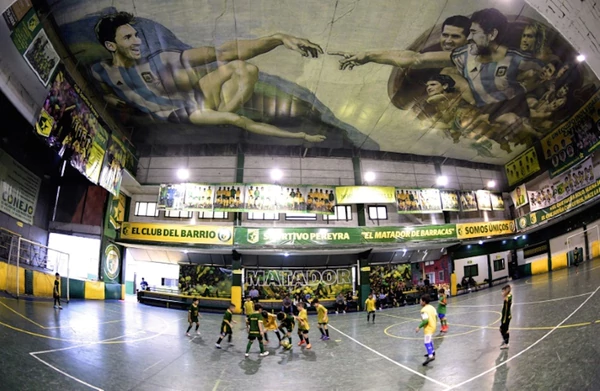 Escultura muestra Maradona y Messi a nivel del paraíso
