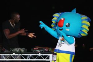 Usain Bolt muestra habilidades de DJ en clausura Juegos Commonwealth