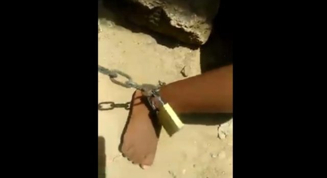 Buscan hombre apodado “El Villano”, pareja de madre de niñas amaradas con cadenas