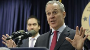 Renuncia fiscal general de Nueva York acusado de atacar a cuatro mujeres