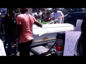 Video: Policía reprime protesta en Dajabón tras muerte de hombre que traficaba ajo