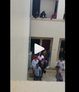 Video: así fue la llegada de exfiscal Samaná a tribunal donde le conocerán coerción por presunto acoso sexual
