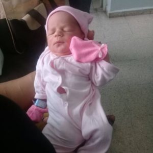 Denuncian robo de una gemela recién nacida en hospital de Santiago