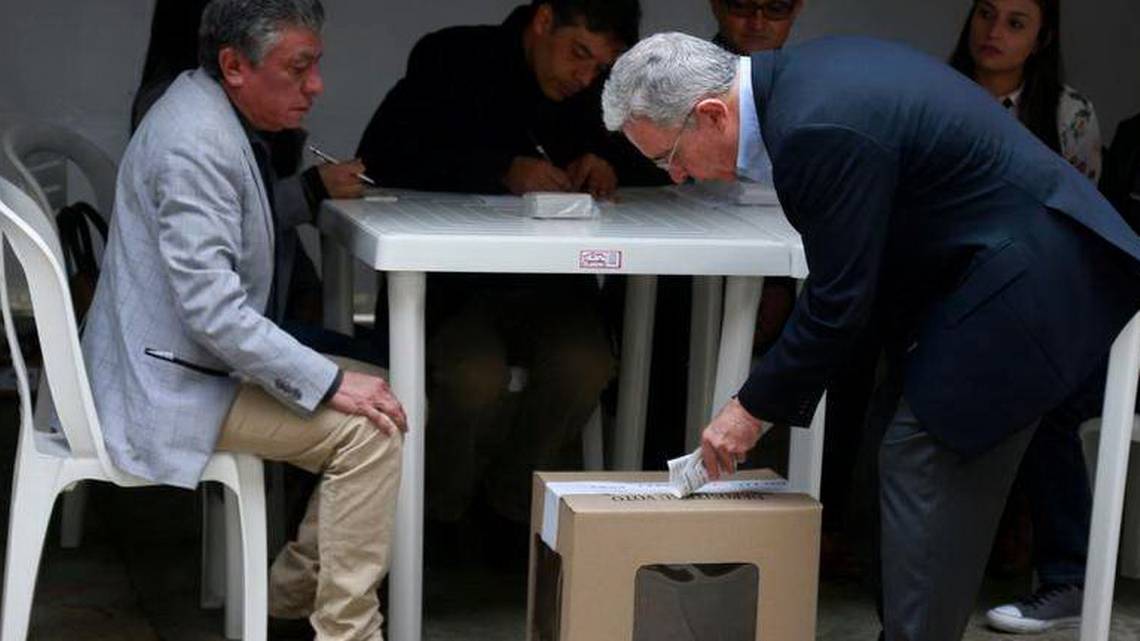 Uribe vota por Duque "por su mezcla de firmeza y decencia" para Colombia