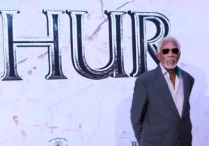 MEX26. CIUDAD DE MÉXICO (MÉXICO), 09/08/2016.- El actor estadounidense Morgan Freeman saluda en el estreno de la película 