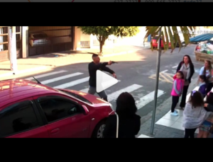 Video: mujer dispara a hombre tras éste amenazar con un arma a grupo de personas en París