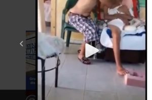 Policía apresa hombre captado en video de su padre convaleciente en Cenoví