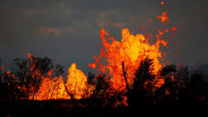 La lava del Kilauea causa riesgo de explosión tóxica al entrar en una planta geotérmica