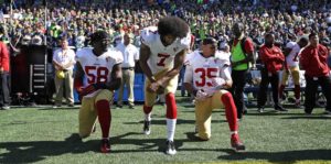 Trump aplaude política de NFL que prohíbe arrodillarse ante el himno 