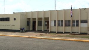 Fondos mineros de Sánchez Ramírez reconstruirán edificio Ayuntamiento de Cevicos tras denuncias en CDN