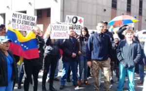 Protestas frente a la embajada de Venezuela en Uruguay durante presidenciales