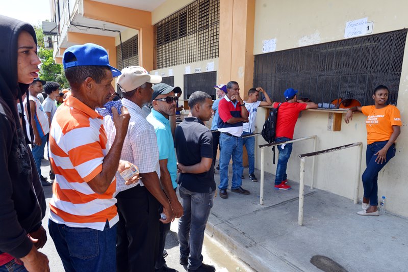 MOPC paga montos atrasados a jornaleros y obreros