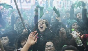 Aborto legal es aprobado en primer debate parlamentario en Argentina y va al Senado