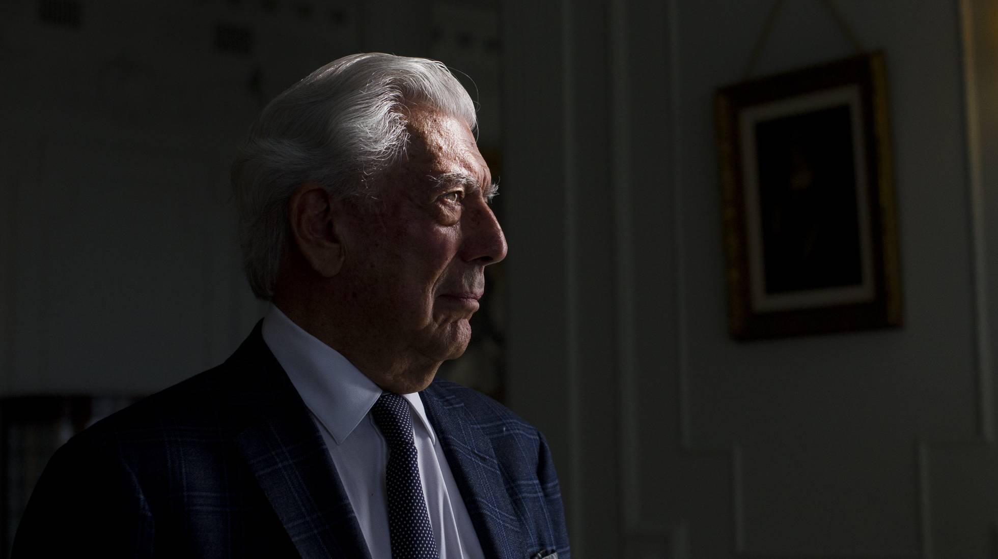 Hospitalizan en Madrid a escritor Mario Vargas Llosa
