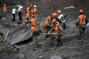 Aumentan a 99 los muertos por erupción de volcán en Guatemala