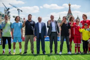 Putin e Infantino encabezan partido infantil con leyendas del fútbol