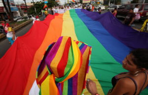 Policía de Nicaragua hace presencia inusual en la marcha LGBTIQ