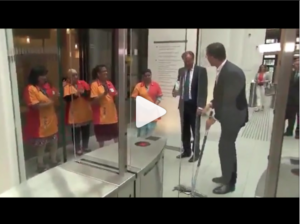 Video: primer ministro neerlandés derrama su café en el suelo y lo limpia el mismo
