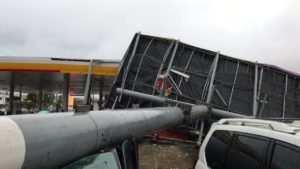Se desploma valla sobre estación de combustibles en avenida Independencia del DN
