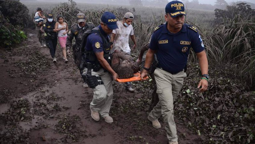 Erupciones y lluvias complican rescate de víctimas de volcán en Guatemala