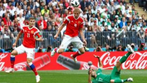Futbolista ruso Yuri Gazinsky anota el primer gol de Mundial 2018