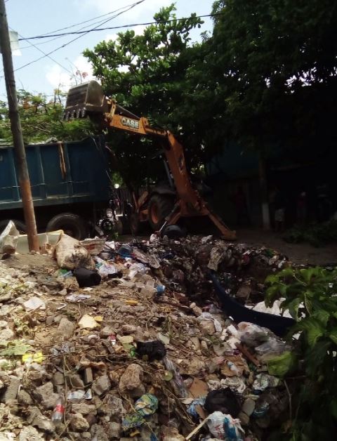 Comunitarios SDO protestan por cañada tapada de basura; CAASD envía pala mecánica