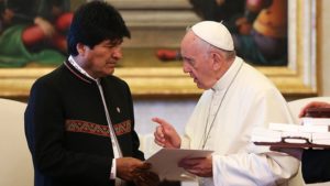 Papa Francisco pide a Evo Morales trabajar por un mundo de paz