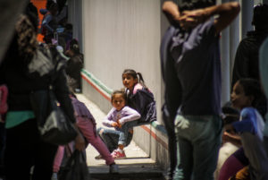 MX003. EL CHAPARRAL (MÉXICO), 29/06/2018.- Familias de migrantes continúan en busca de asilo hoy, viernes 29 de junio de 2018, desde la garita de el Chaparral, frontera con EE.UU., en Tijuana (México). La Organización de Estados Americanos (OEA) aprobó hoy una resolución impulsada por México para urgir a Estados Unidos a reunificar 